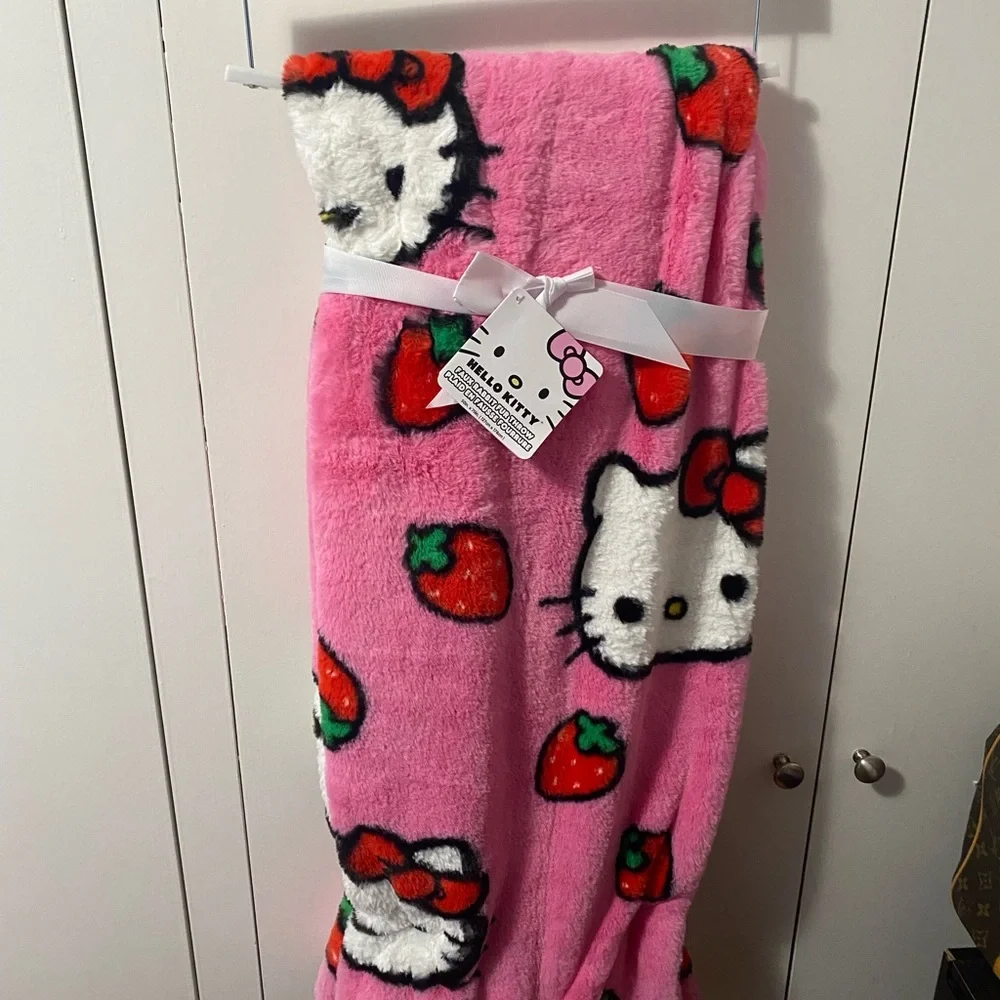 Hello kitty throw blanket